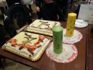 torte di compleanno con i numeri 37-73 e candele